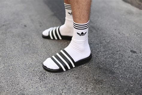 witte sokken in adidas slippers